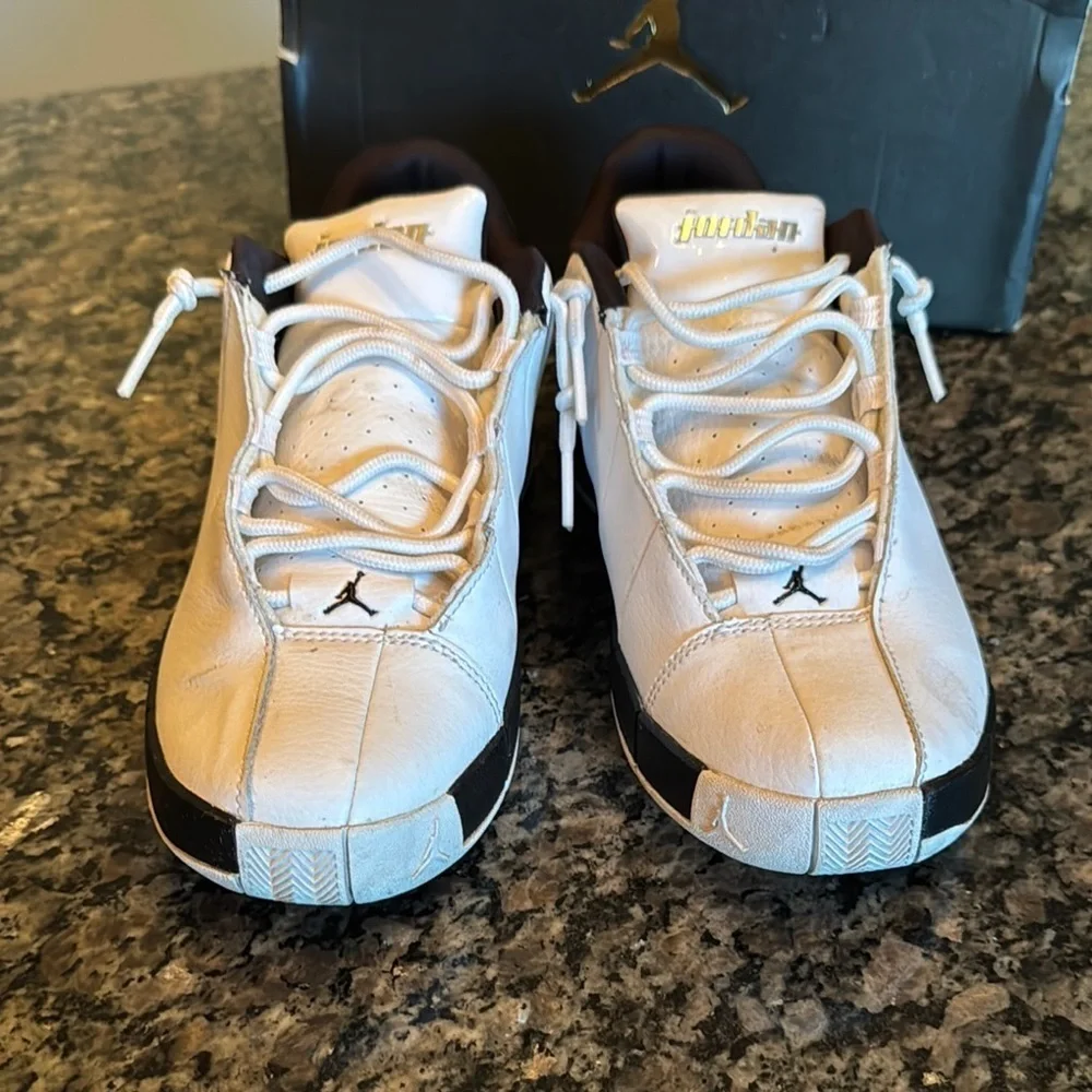 Jordan team Elite 2 Lo White and Black Sneakers Classic Design EUC